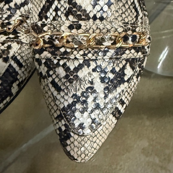 BAMBOO Women's Snakeskin Pattern Flats with Gold Chainlink Detail - Picture 2 of 4